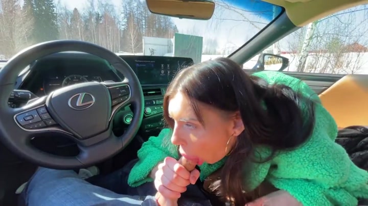 Русская путана ебется со своим клиентом прямо в машине